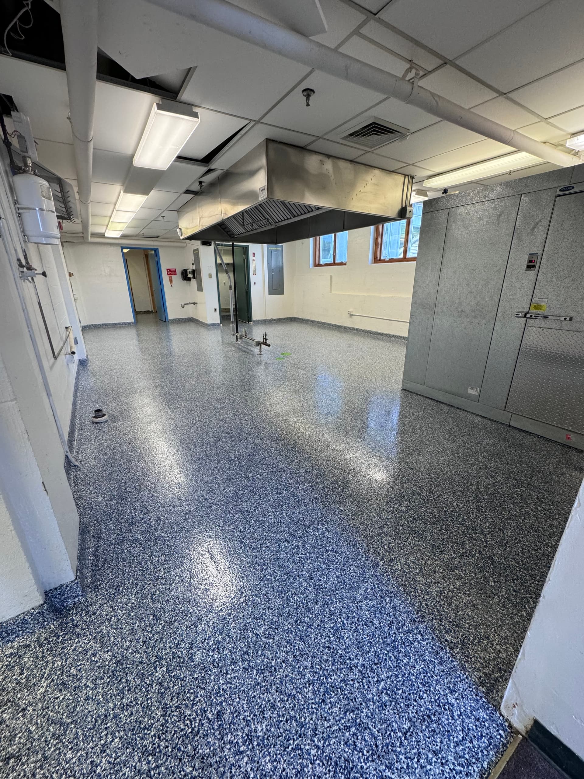 Full broadcast flake floor